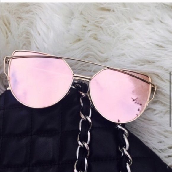 Rose Gold Mirrored Sunglasses. - Picture 3 of 11